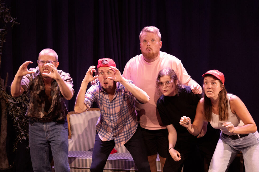 Martin (t.v.), Ingjerd og Eva (t.h.), her sammen med improvisatørene Harald Engan og Oskar Fjørtoft Sandanger, skal spille "impro for kidsa" på Kafé Bohem 30. desember.