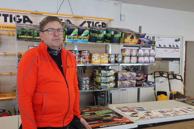 Daglig leder i Spare, Kent Magnusson har tatt imot flere kunder som ønsker fyrverkeri, og forventer stor pågang.