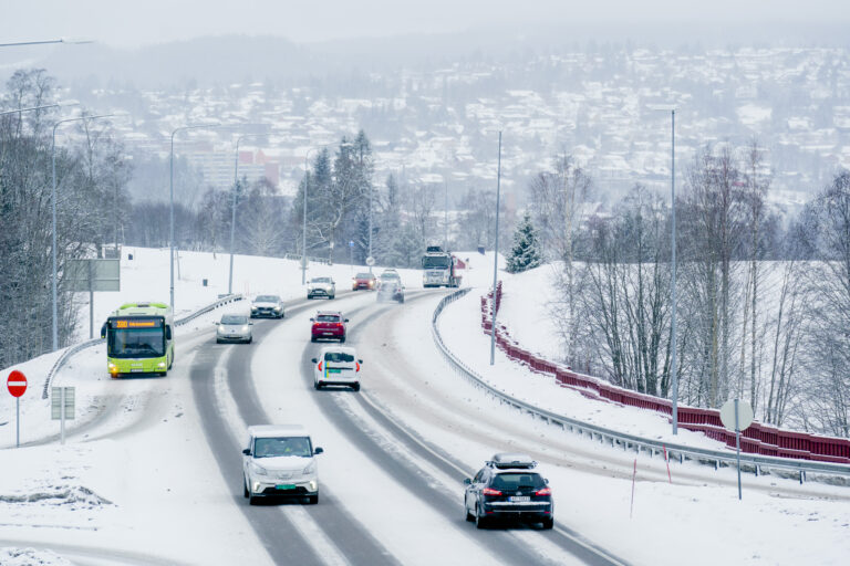 Det er ventet lave temperaturer og dermed glattere veier til uka.
