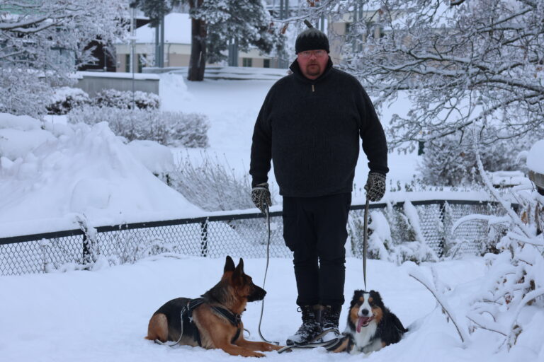 Jan Mohn Andreassen med hundene Pippi (t.v) og Teddy,