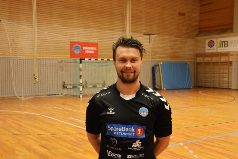 Trener Sindre Sæther hadde høy puls gjennom det meste av kampen mot NIT-HAK torsdag. Det endte med poengdeling for KIL Håndball etter en ikke alt for god dag på jobben.