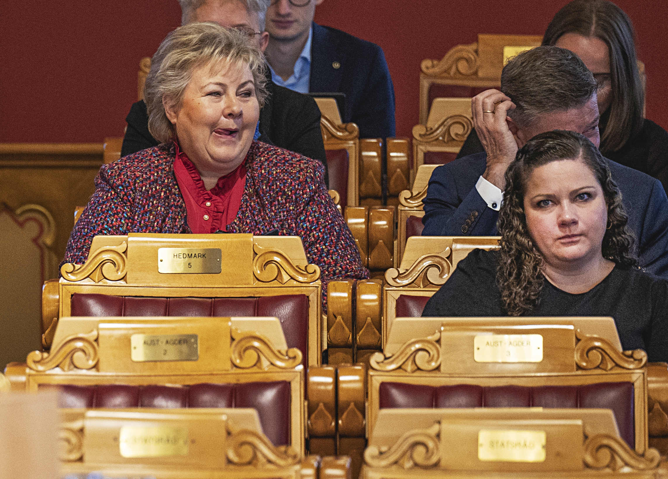 I stortingssalen har representantene faste plasser. Rett bak Margrethe sitter tidligere statsminister Erna Solberg.