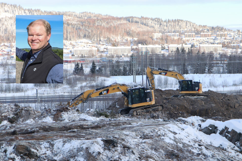 Karl Erik Rimfeldt gleder seg over at gravemaskinene er på plass på det som skal bli Kongsvingers nye handelsområde.