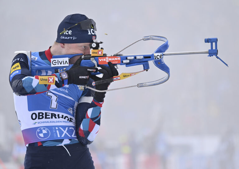 Johannes Thingnes Bø fikk ti treff på sin ankeretappe i skisytterstafetten i Oberhof søndag.