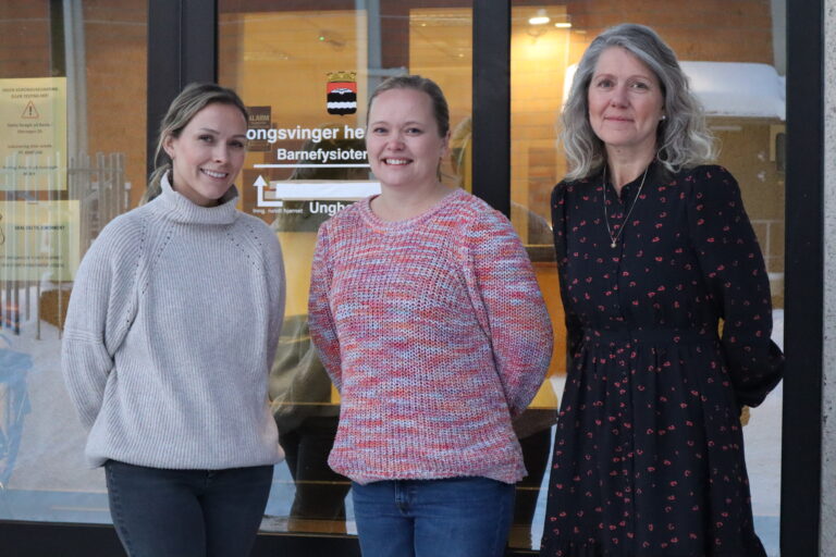 Helsesykepleiere Berthe Stensbøl Dyrøy (t.v.) og Karoline Wormstrand (midten), og helsesykepleier og konstituert avdelingsleder Kjersti Ruud ønsker gravide velkommen til kurs.