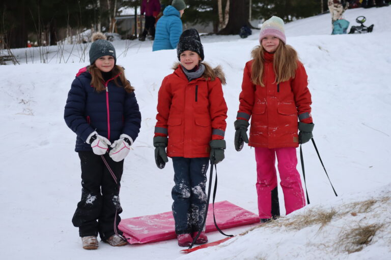 Malin Furholt (t.v.), Ida Nordhus Olberg og Thea Nordhus Olberg hadde gledet seg veldig til å ta turen til familiedagen på Marikollen skole på søndag.
