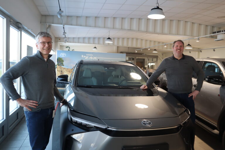 Daglig leder Stig Solbjør og Jonas Svendby ved Toyota Sulland er godt fornøyd med 2023.