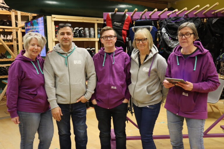 Rigmor Strand (f.v.), Saleh Alibrahim, Robin Moseter, Mette Solhaug og Irene Teigen står klare på BUA for å hjelpe til med utlån.
