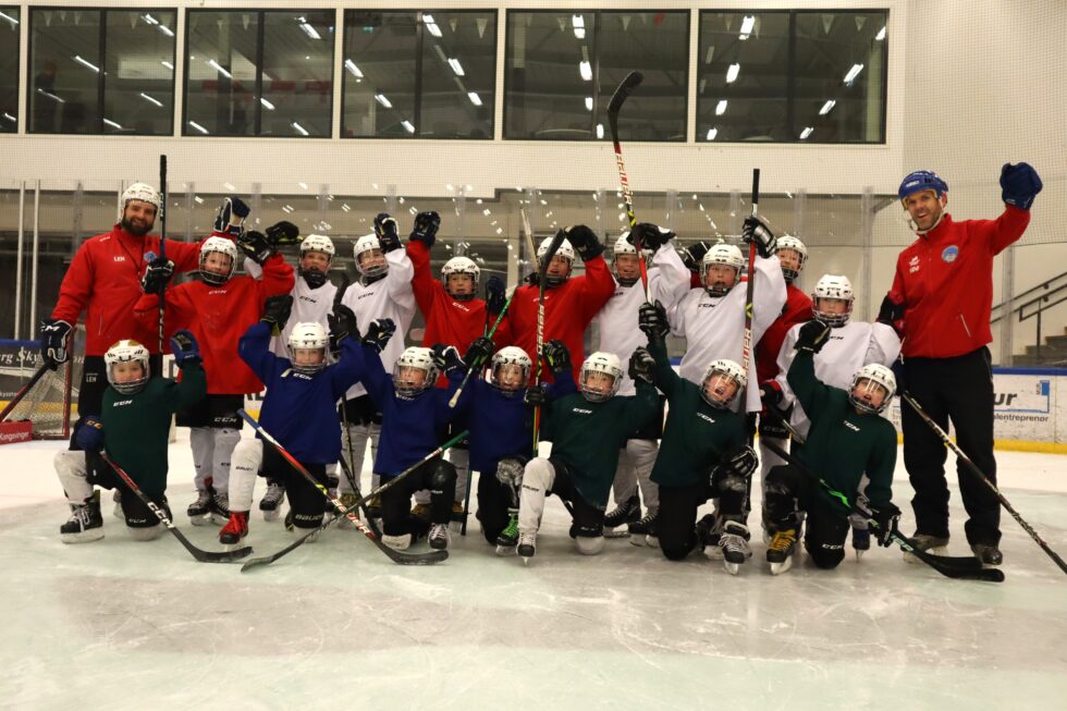 Gleden er stor når det er hockey å spille, uansett tid på døgnet.