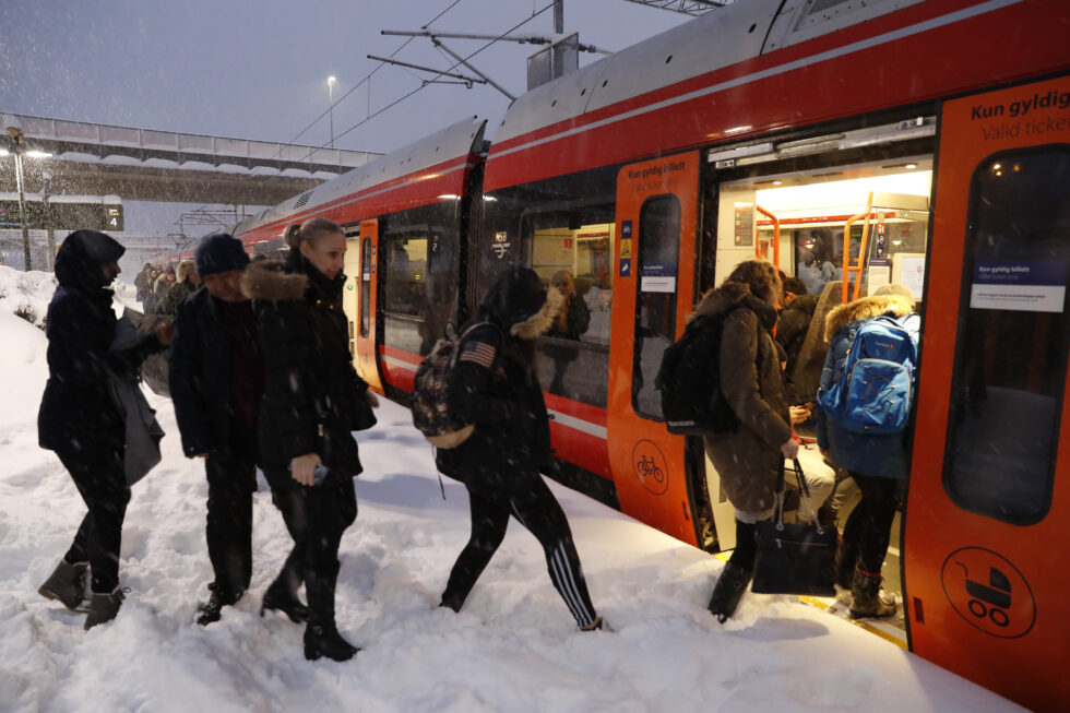 Mange toglinjer på Østlandet er forsinket på grunn av mye snø på togsporene