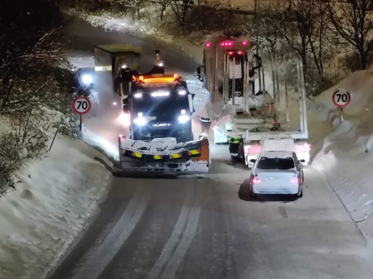 Det oppstod lange køer gjennom Kongsvinger da en lastebil ikke fikk grep på det sleipe føret onsdag ettermiddag.