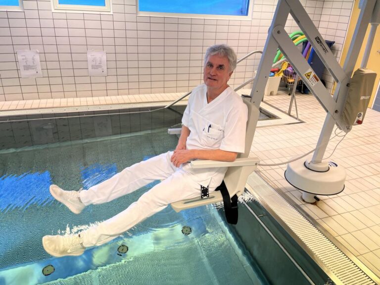 Terje Holt og terapibassenget ved sykehuset har i årevis vært en viktig del av manges liv i rehabilitering. Nå er det snart slutt både for han og svømmebassenget.