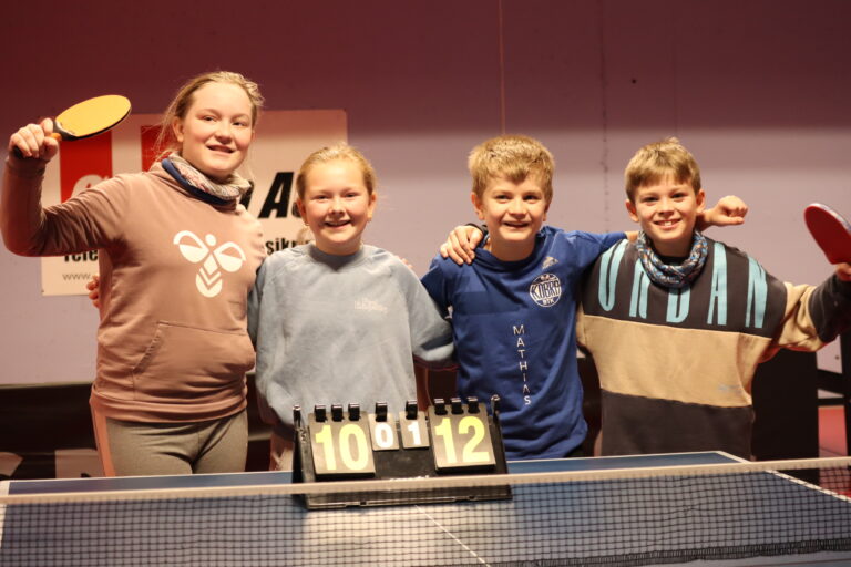 Elevene fra Langeland skole forteller at de koste seg da de tilbrakte mye av torsdagen i Kobrahallen i kamper mot elevene fra Nes. F.v. Emma Mathea Hodøl, Ingrid Holth Løvberg, Mathias Mohn og Embrick Moe Løvberg.