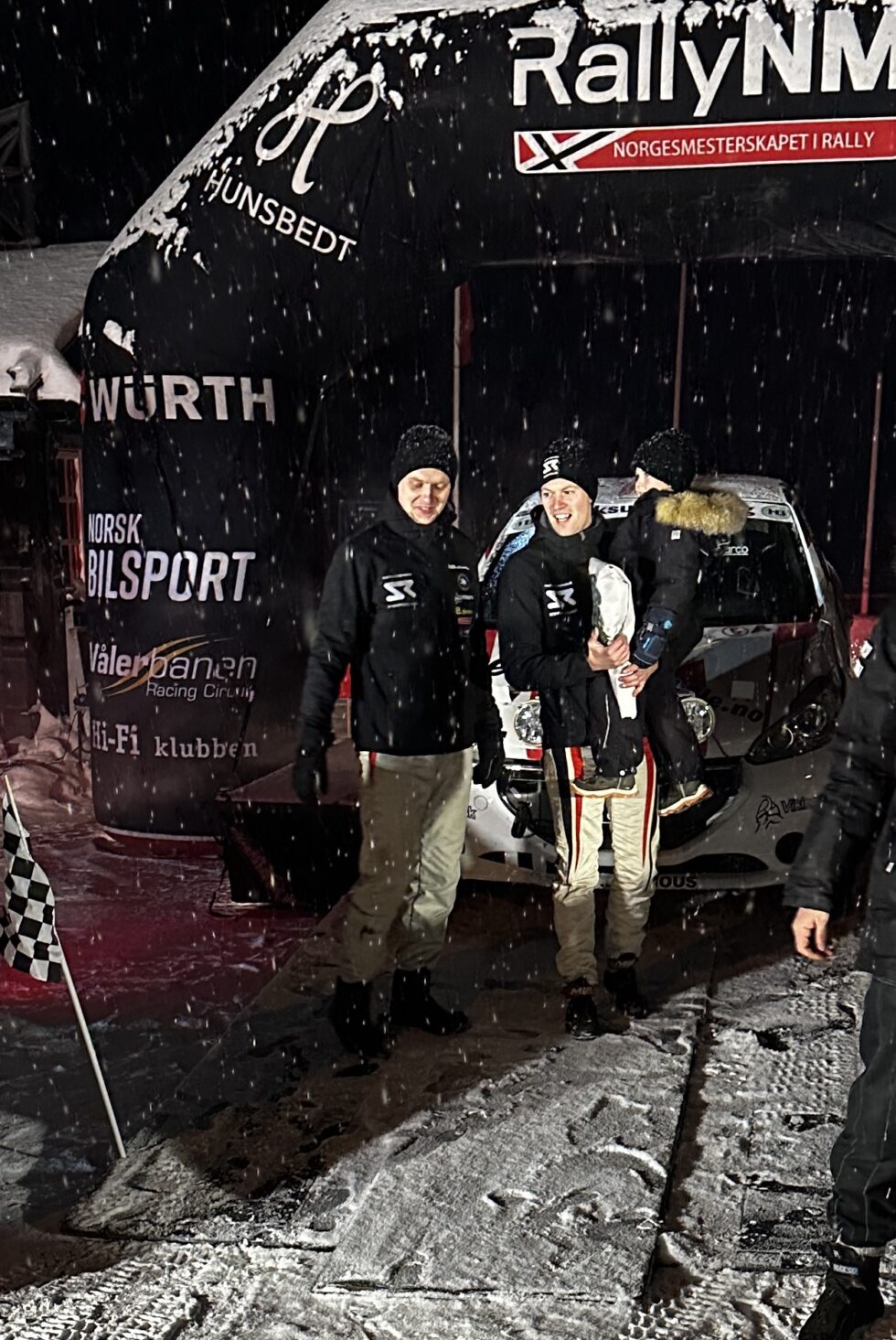 Jørgen Eriksen (f.v.) og Steve Røkland med sønnen Sebastian i snødrevet på Sigdalsrally