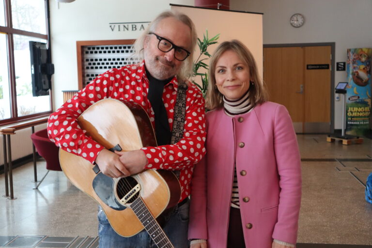 Levi Henriksen og kunstnerisk leder i Musikk i Innlandet, Solbjørg Tveiten, gleder seg til mai. – Folk i Kongsvinger vil nok kjenne på at Kongsvinger absolutt får den æren byen skal ha gjennom konserten, sier Tveiten.