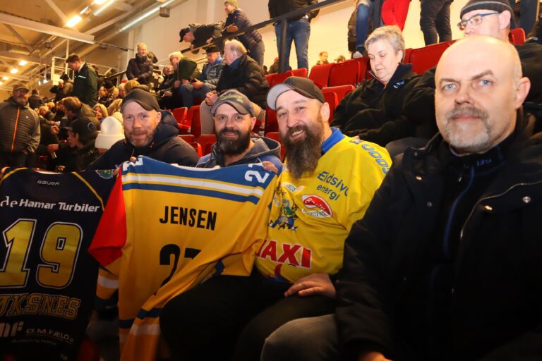 Denne gjengen reiser mye for å få med seg Storhamar-kamper, og var klare på at de skulle få med seg comebacket til de tidligere Storhamar legendene. F.v. Reidar Evensen, Geir Ingvald Jacobsen, Per Kristian Fallet og Helge Bjørge.