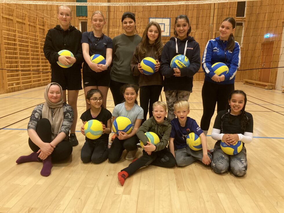 Mini-volleyball er et populært tilbud på Vennersberg skole. Nå håper Kongsvinger Volleyballklubb å få med seg Langeland og etter hvert Marikollen også.