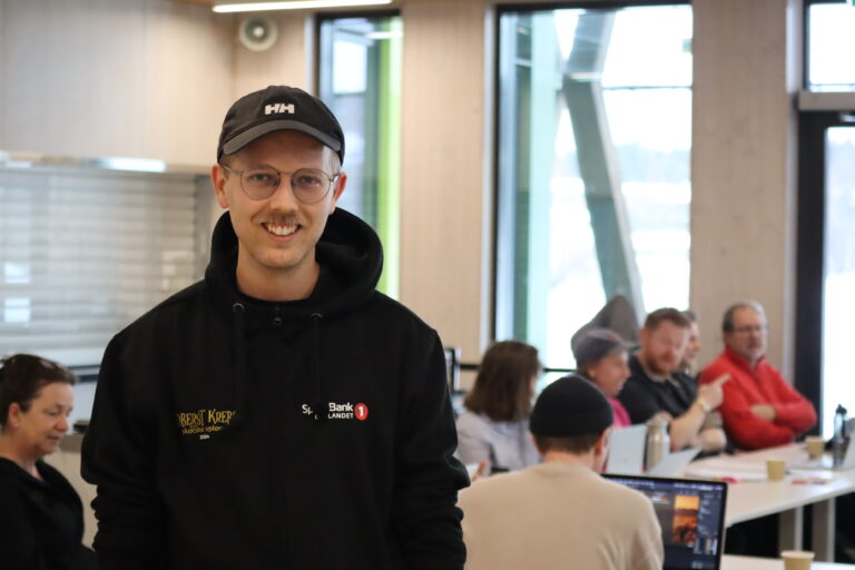 Etter lang tid med jobbing er produsent Martin Høgberget og resten av gjengen endelig i gang med å gå gjennom manuset på den nye forestillingen.