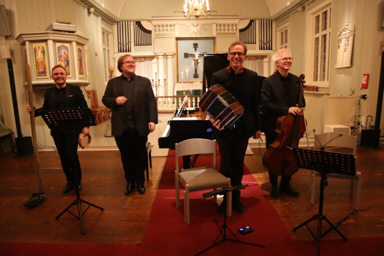 Bernt Ola Volungholun (t.v.), Christian Ihle Hadland, Per Arne Glorvigen og Øyvind Gimse mottok stående applaus i Vinger kirke onsdag kveld.