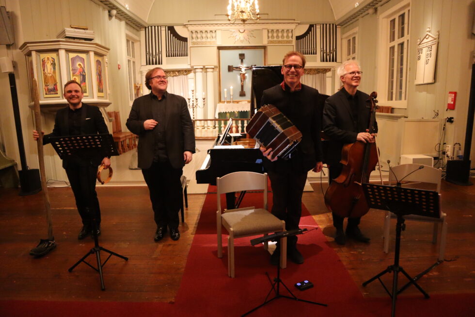 Bernt Ola Volungholun (t.v.), Christian Ihle Hadland, Per Arne Glorvigen og Øyvind Gimse mottok stående applaus i Vinger kirke onsdag kveld.