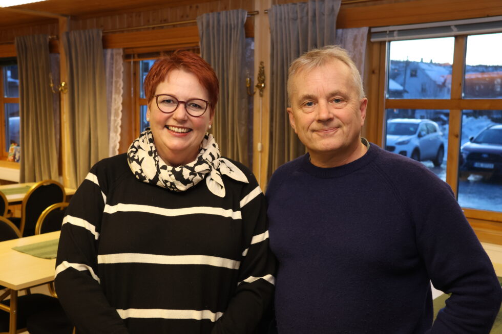 Ordfører Elin Såheim Bjørkli tok med seg statsforvalter Knut Storberget både til KUSK og seniorsenteret.