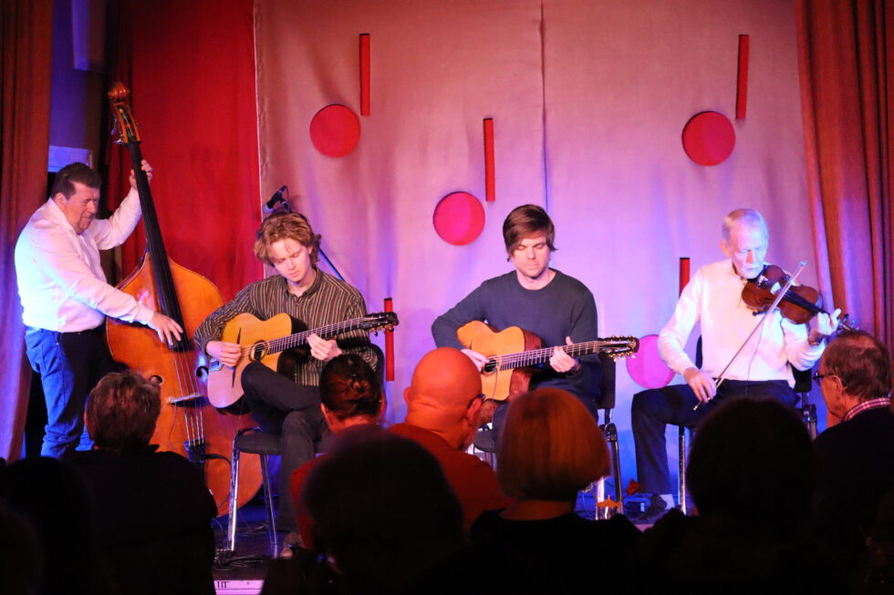 Det var fullt i Herdahlsalen når Hot Club de Norvège holdt konsert under De små scener fredag kveld.