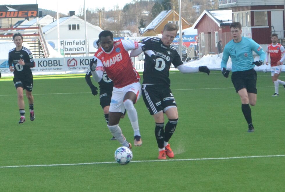 Peter Wilson viste gode fotballferdigheter og fikk også årets første nettkjenning for KIL i treningskampen mot Elverum.