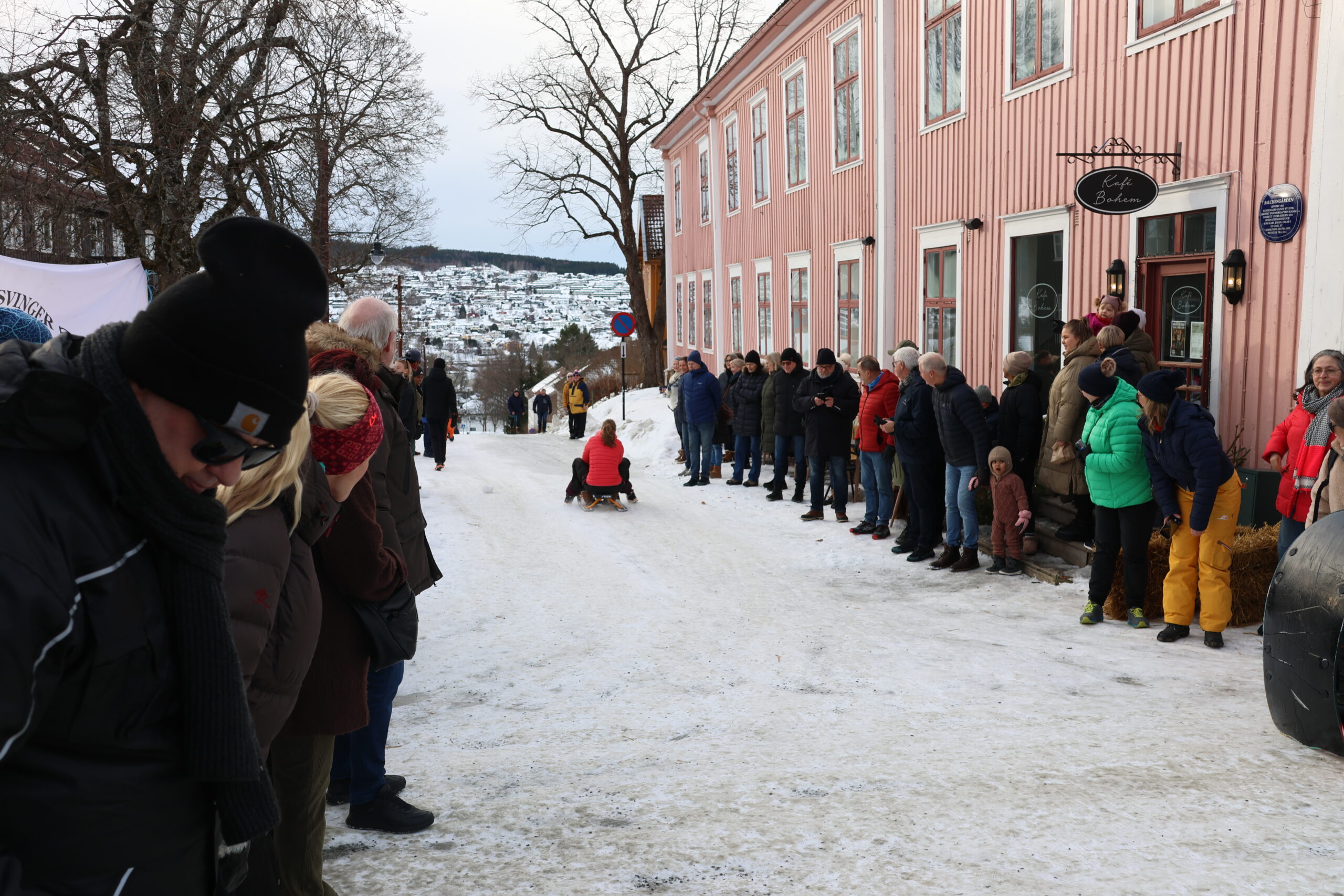 Tett i tett med publkummere heiet akerne nedover Storgata.