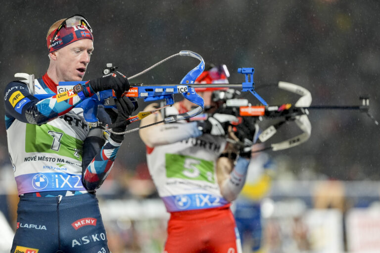 Johannes Thingnes Bø på standplass under blandet stafett i VM i skiskyting i Nove Mesto.