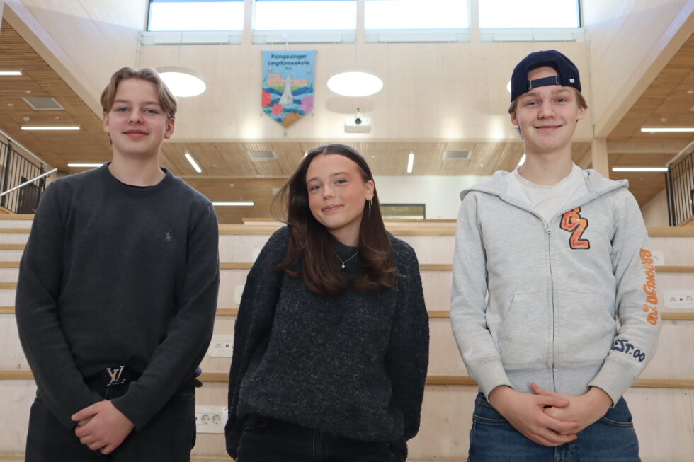 Sebastian Øverby (t.v.) og Theo Strømstad (t.h.) ønsker ikke at KUSK skal innføre et mobilforbud. Delia Marie Bakken Hansen håper at elevene skal bli involvert i prosessen.