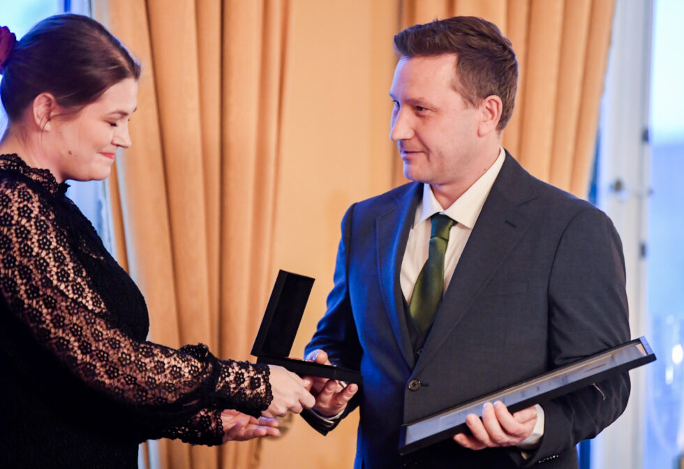 Fiskeri- og havminister Cecilie Myrseth overrekker Bjarne Roar Finsrud fra Kongsvinger medaljen for edel dåd i gull for innsats under angrepet i Oslo sentrum 25. juni 2022. Medaljen er en av de høyest rangerte sivile utmerkelsene i Norge og deles ut av Nærings- og fiskeridepartementet.