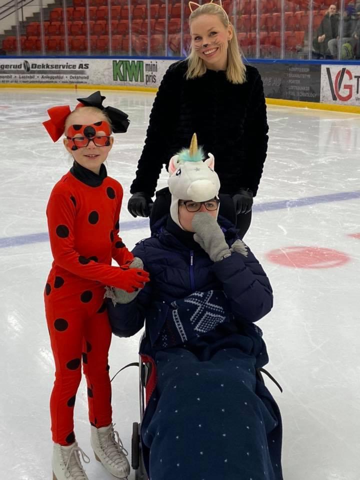 Rikke Caroline Kjerland (t.v.), Heidi Østmoen (bak) og Ericah Kjerland fra et tidligere karneval.