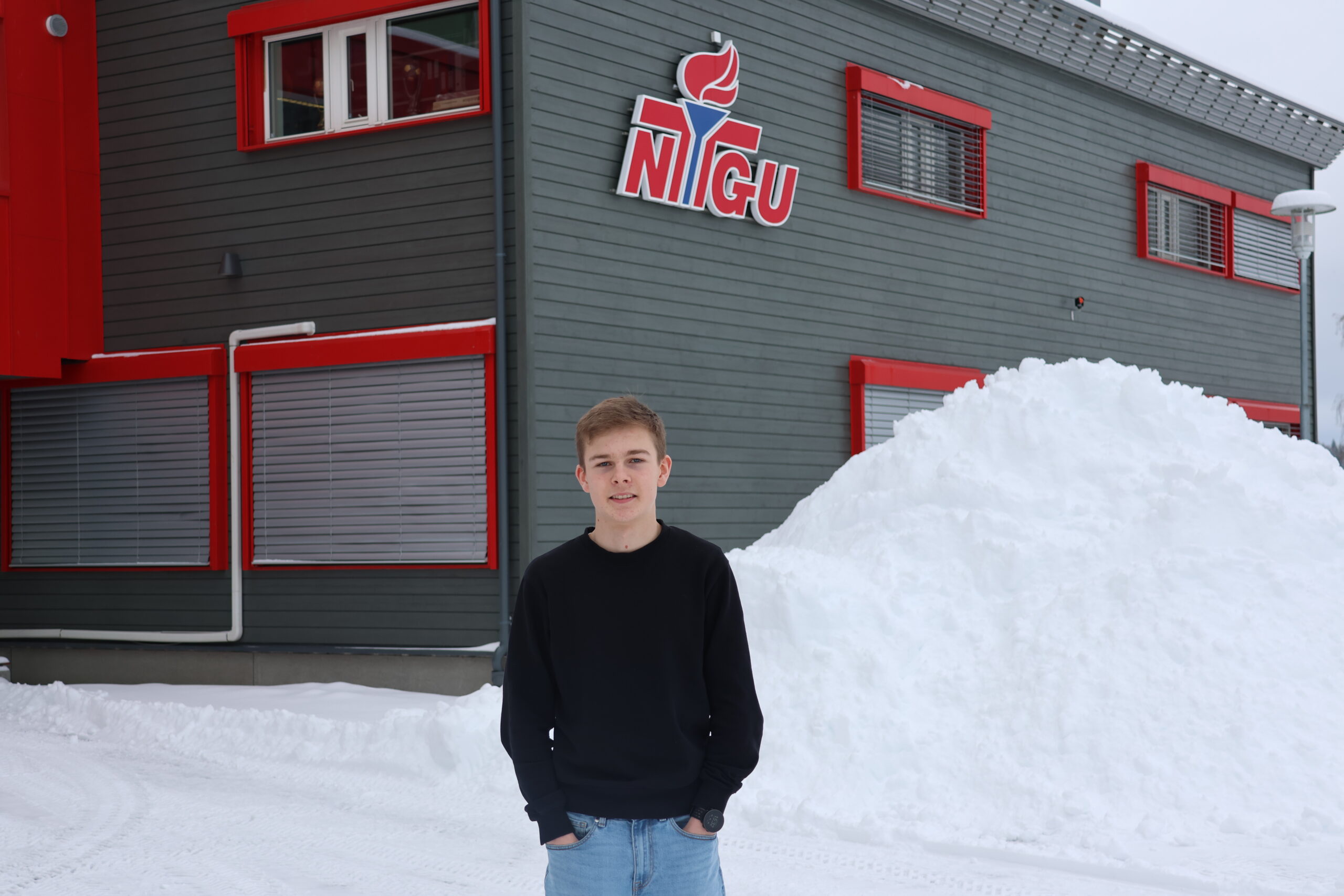Are går siste året på NTG-U . TIl høsten håper han å komme inn på NTG sin skiskytterlinje på Lillehammer.