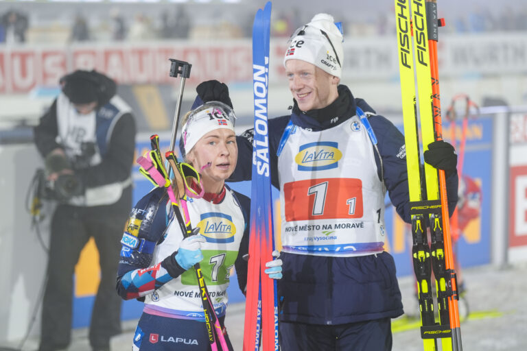 Ingrid Landmark Tandrevold og Johannes Thingnes Bø etter at de tok bronse på parstafett i VM i skiskyting i Nove Mesto.