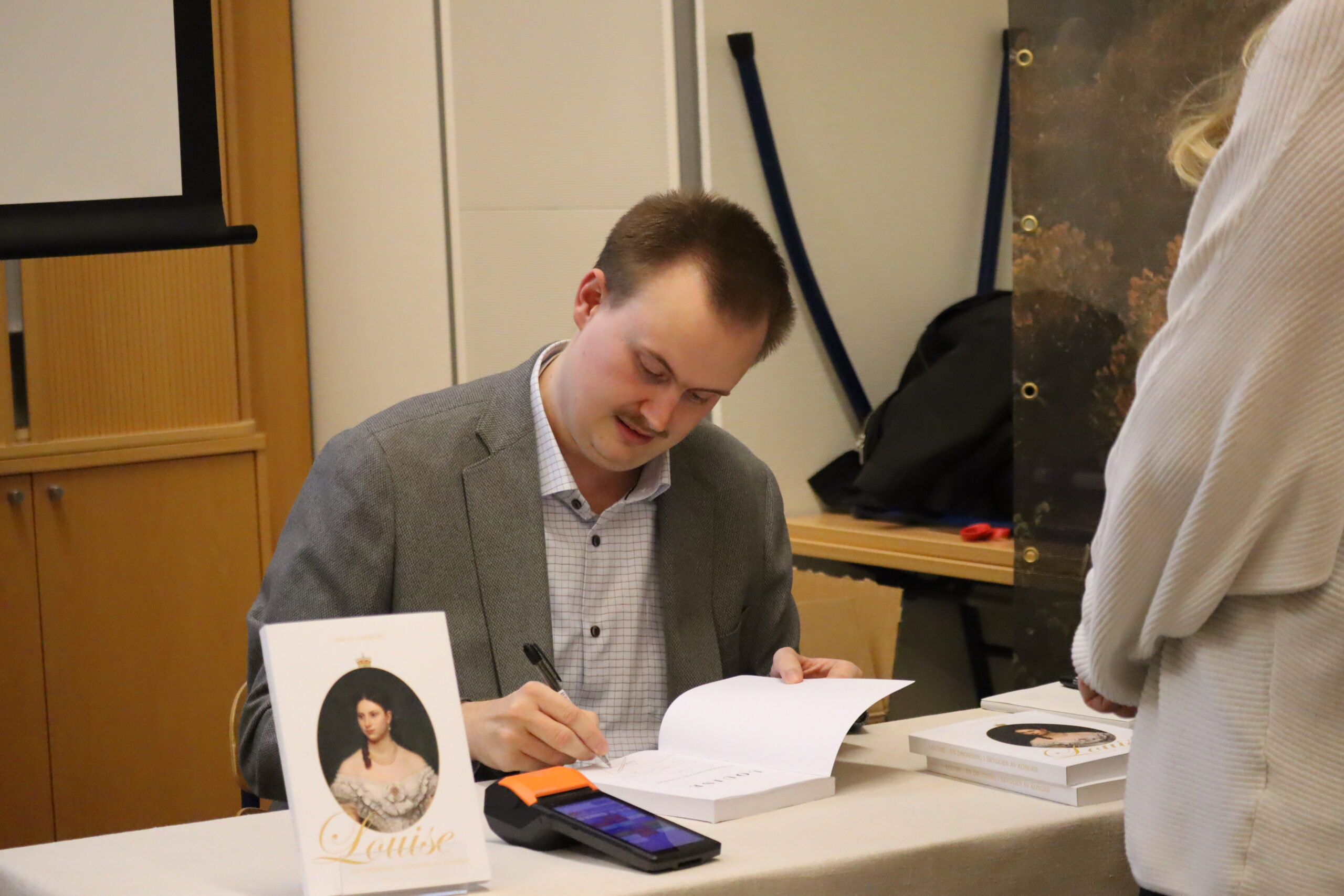 Historikeren tok seg også tid til å signere utgaver av den nyeste boken hans.