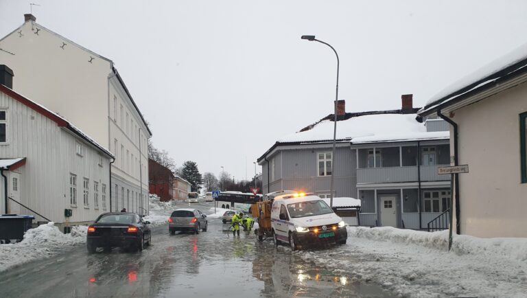 Når vannet ikke har noe sted å gjøre av seg skaper det utfordringer. Her fjerner Nortransport vann i krysset Øvre Langelandsveg og Storgata fredag morgen.