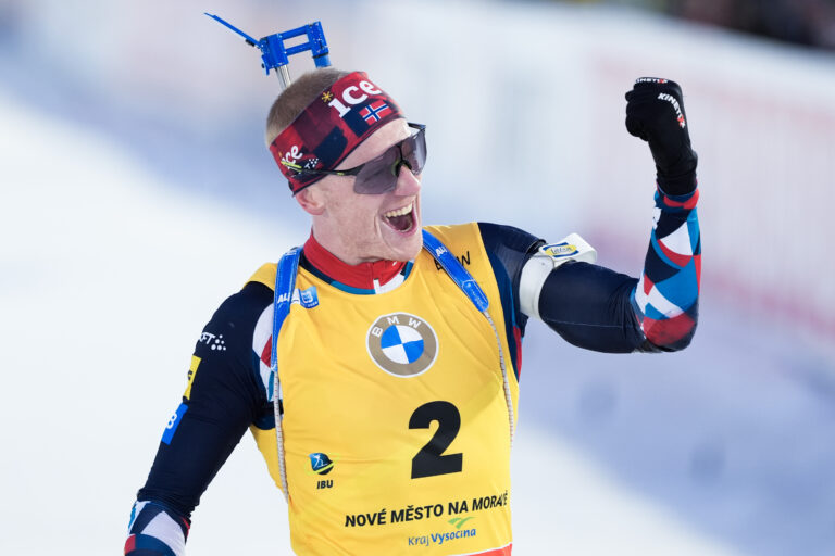 Med seier på fellesstarten under skisytter-vm i Nove Mesto i Tsjekkia har Johannes Thinges Bø tangert Ole Einar Bjørndalen i antall VM-gull.
