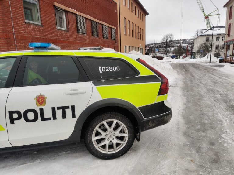 Politiet har sperret av inngangen til et leilighetskompleks i Sofiesgate i Kongsvinger etter at en mann ble skadd.