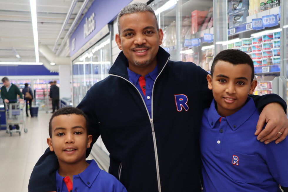 Thomas (f.v.) og Abel Tedros var med pappa Tedros Yacob på åpning av den nye Rema 1000 butikken i EPA senteret. Tedros er den nye Rema-kjøpmannen på EPA-senteret.