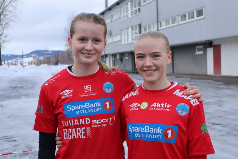 Maria Holtet (14, t.v.) og Vilde Kristine Aarhus (16) debuterte for 2. divisjonslaget i lørdagens treningskamp.