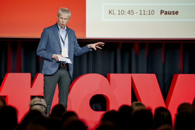 Ingen tegn til at sykefraværet vil gå tilbake til nivåene som var før pandemien, sier arbeids- og velferdsdirektør Hans Christian Holte.