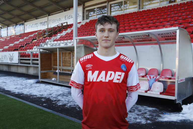 Martin Hellan bytter ut den røde KIL-drakta med den røde Brann-drakta