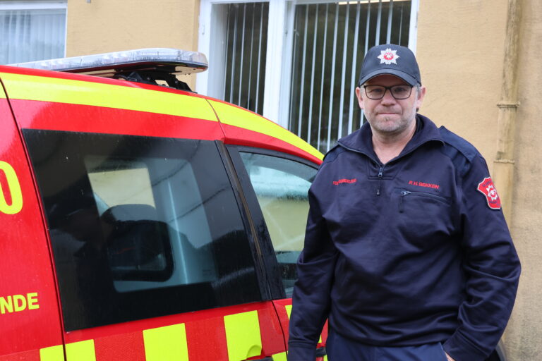 Per Harald Bekken, leder for forebyggende avdeling i Glåmdal forteller at antall pipebranner har gått ned de siste årene, men at antall branner i forbindelse med håndtering av aske har økt. — Foto: Kai Roger Lindberget