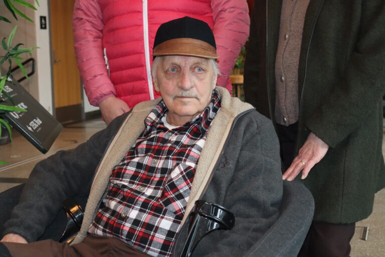 Kjell Hauger husker fortsatt godt det som skjedde ved hjemmet hans ved Sigernessjøen en juli-helg i 1988. Nå har det blitt film av det.