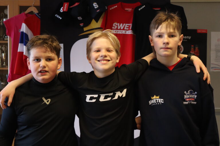 Kasper Høglund (f.v.,11), Mathias Føien (13) og Milian Håven (12) har det gøy og lærerikt på Vintercamp.