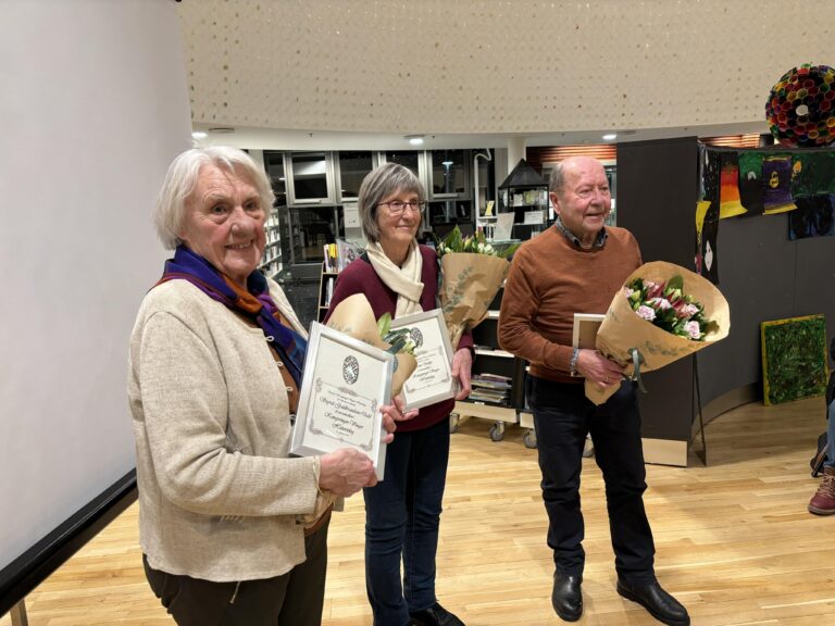 Sigrid Guldbrandsen-Dahl, (f.v.) Åsne Stolpe og Bjørn Sandberg ble torsdag utnevnt til æresmedlemmer i Kongsvinger-Vinger Historielag.