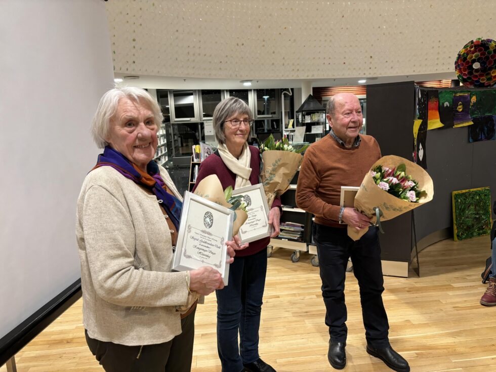 Sigrid Guldbrandsen-Dahl, (f.v.) Åsne Stolpe og Bjørn Sandberg ble torsdag utnevnt til æresmedlemmer i Kongsvinger-Vinger Historielag.
