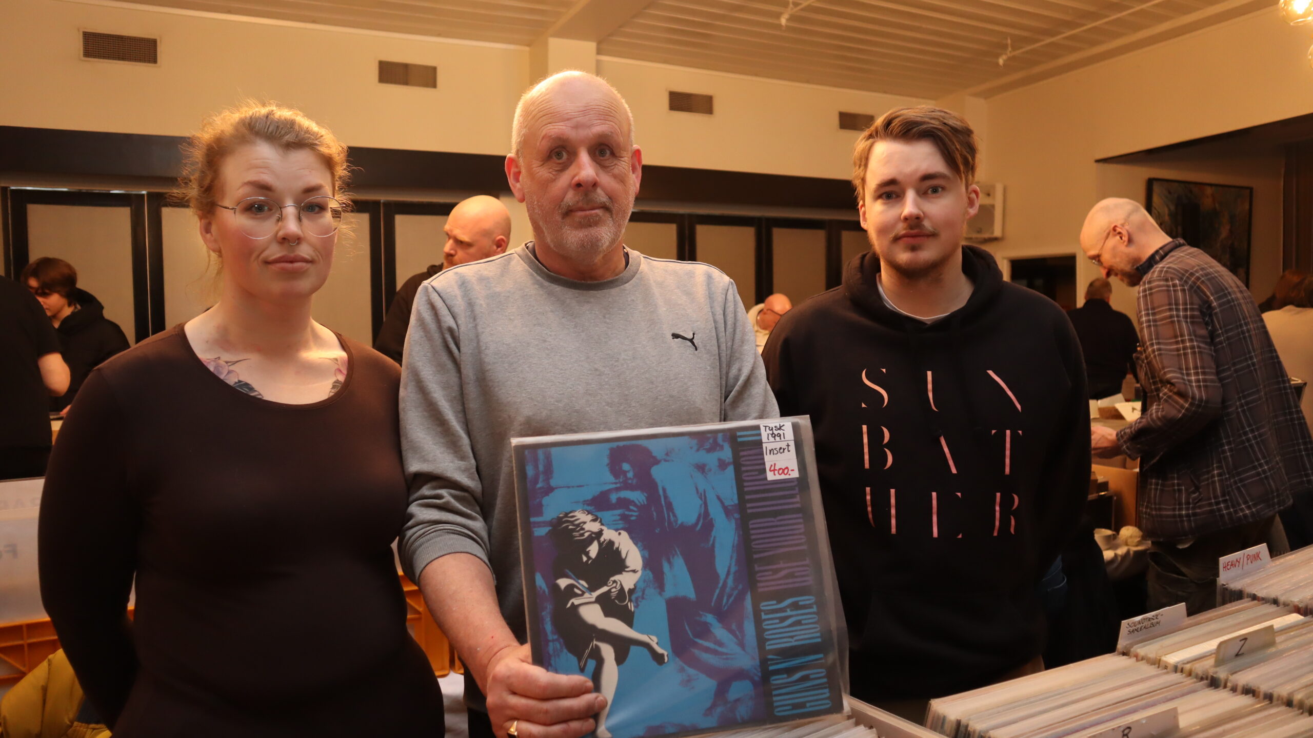 Eivind Husby (i midten) hadde med seg sin datter Anja og sønn Simen til platemessa. Han syns også at det er morsomt å se at interessen for LP har nådd yngre generasjoner.