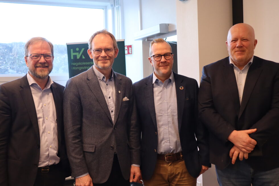 Leder for forskningssenteret CREDS, professor Bård Tronvoll (f.v.), forsknings- og høyere utdanningsminister Oddmund Hoel, daglig leder for Høgskolesenteret i Kongsvinger, Vegard Herlyng og rektor ved Høgskolen i Hedmark, Peer Jacob Svenkerud.