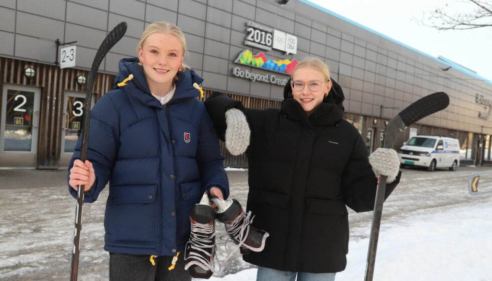 Kongsvinger-jentene Selma Bjerknes (t.v.) og Emma Fladmo kunne nylig juble over å ha blitt seriemestere for andre året på rad med Lillehammers lag i Bambusaligaen.